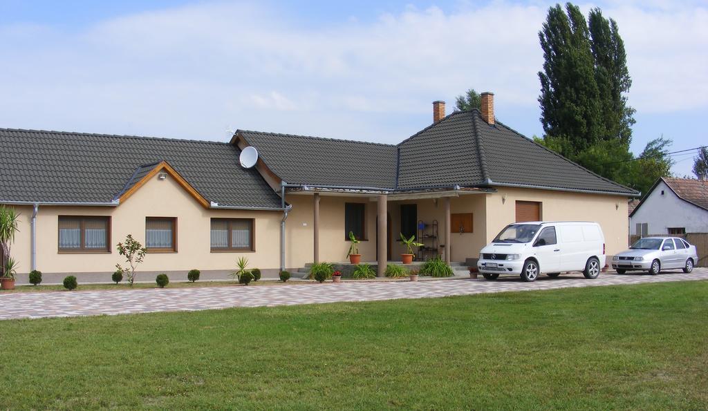 Szerencsecsillag Vendeghaz Hotel Кишкьорьош Екстериор снимка